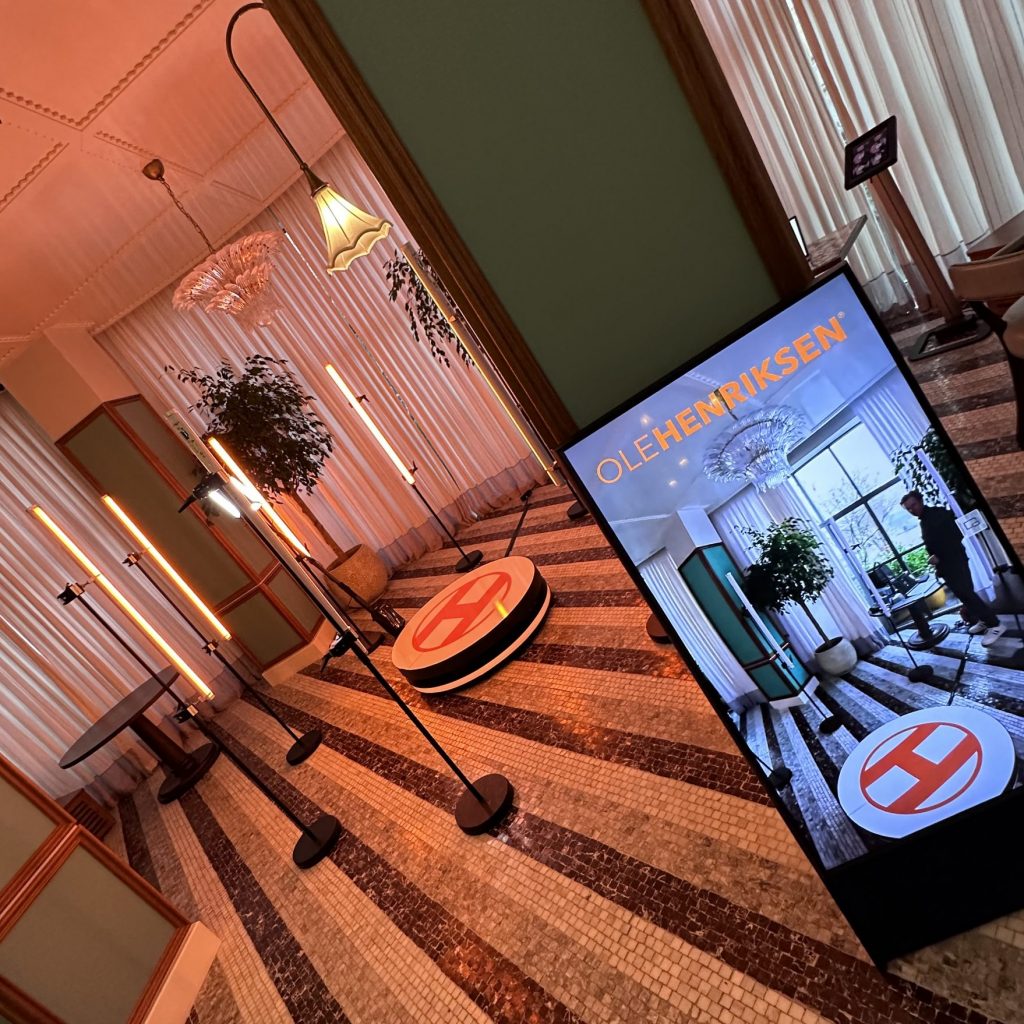 Gæsterne bruger 360 Booth til Ole Henriksen-jubilæet i Soho House og optager en dynamisk video.